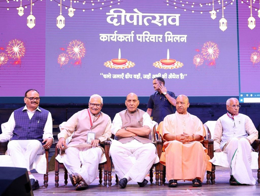 मैं रक्षामंत्री बाद में पहले मैं संघ का स्वयंसेवक हूँ : राजनाथ सिंह