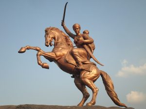 रानी लक्ष्मीबाई: 1857 की वो वीरांगना जिन्होंने अंग्रेजों को चटाई थी धूल, शव को भी नहीं छू पाए अंग्रेज