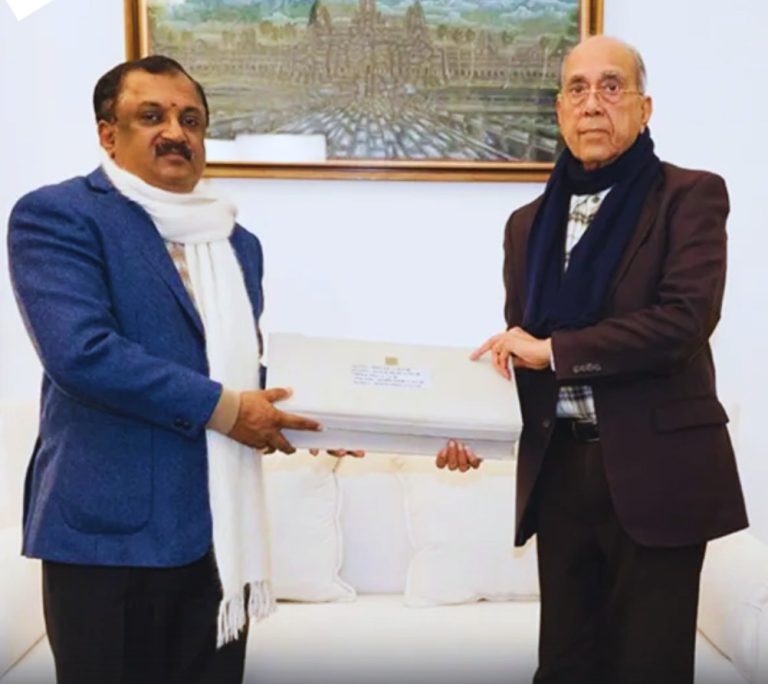 अयोध्या को मिली अनमोल विरासत… राम कथा म्यूजियम को भेंट की गई रामायण की 233 साल पुरानी पांडुलिपि…