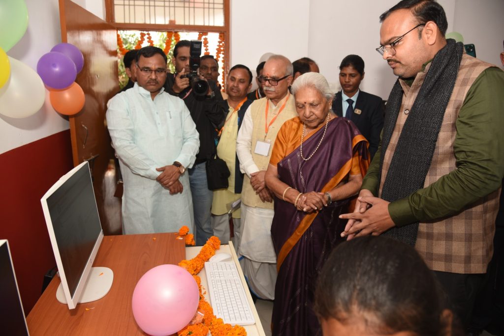 सरस्वती शिशु विद्या मंदिर में राज्यपाल ने किया कंप्यूटर लैब व वेबसाइट का लोकार्पण