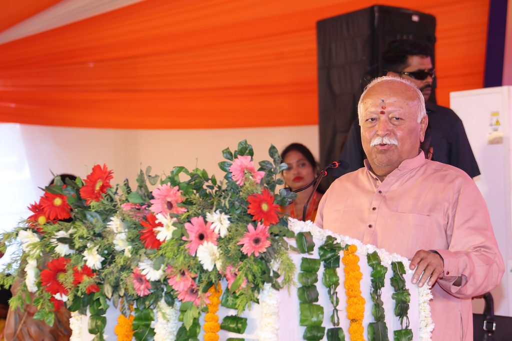 आश्रमों में जीवन को दीप जैसा बनाया जाता है जो खुद जलकर सबको प्रकाशित करता है – डॉ. मोहन भागवत जी