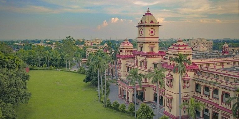 IIT-BHU के वैज्ञानिक चांद जैसी मिट्टी के सिमुलेंट पर शोध करते हुए