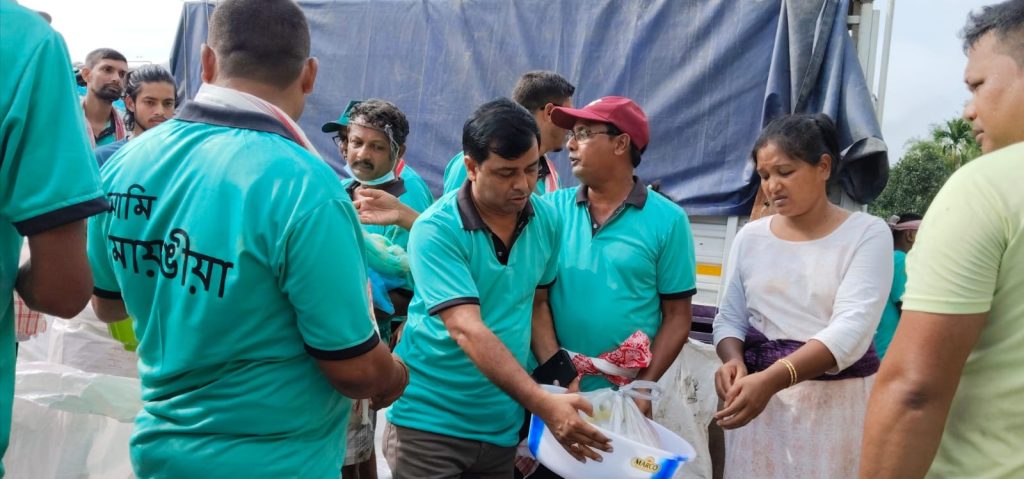 असम – बाढ़ प्रभावित क्षेत्रों में राहत, स्वच्छता एवं पुनर्वास अभियान में जुटे भारतीय किसान संघ के कार्यकर्ता