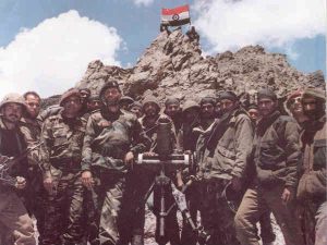 अमर बलिदानी कैप्टन विक्रम बत्रा (जन्मदिवस- 9 सितम्बर 1974) मैं लौटकर आऊँगा, अगर तिंरगा लहराकर नहीं लौटा तो तिरंगे में लिपटकर लौटूंगा, लेकिन मैं लौटकर आऊँगा जरुर...ये शब्द है कारगिल युद्ध के उस जाबांज सिपाही के जिन्होंने मात्र 24 साल की उम्र में अपने जीवन का बलिदान दे दिया। मात्र 24 साल की उम्र में हिंद की सरहद की सबसे ऊंची चोटी पर तिरंगा लहराने वाले पहले एशियाई कैप्टन विक्रम उर्फ शेरशाह बत्रा का जन्म 1974 में हिमाचल प्रदेश के पालमपुर में एक खत्री परिवार में हुआ। माता-पिता ने भारत की सेना के सबसे तगड़े योद्धा का नाम विक्रम रखा। अमर शहीद कैप्टन विक्रम बत्रा ने बचपन में ही भारतीय सेना में जाने का मन बना लिया था और हर साल स्कूल में 15august और 26january को फौजी यूनिफॉर्म पहनकर स्कूल की परेड में शामिल हो जाया करते थे। माता-पिता ने भी विक्रम के सपने को साकार करने में उनका पूरा साथ दिया। सन 1995 विक्रम सेना भर्ती की तैयारी करने के लिए चंडीगढ़ आए, यहां उन्होंने पंजाब विश्वविद्यालय में अंग्रेजी विषय में एडमिशन लिया ताकि वो संयुक्त रक्षा सेवा नामक एक सैनिक परीक्षा पास कर सके, आखिर जिद, जुनून और मेहनत की जीत हुई और मात्र एक साल बाद विक्रम ने रात-दिन की कड़ी मेहनत से संयुक्त रक्षा सेवा परीक्षा पास कर ली। यहीं से साल 1995 में विक्रम के लिए नए जीवन की शुरुआत हुई वे देहरादून में भारतीय सैन्य अकादमी में आए और अगले 19 महीनों तक उनको कठिन ट्रेनिंग ली। दरअसल, सरकार ने पहले ही सोच लिया था कि, विक्रम वत्रा की बटालियन को तैयार करके कश्मीर भेजना है इसलिए अन्य सैनिकों के मुकाबले ज्यादा कठिन ट्रेनिंग दी गई। ट्रेनिंग के दौरान हर उस तकलीफ और दर्द से उनको वाकिफ करवाया गया जो उन्हें आगे झेलना होगा। इस तरह छह दिसंबर तक 1997 को 19 महीनों की लगातार कठिन ट्रेनिंग के बाद विक्रम बत्रा भारतीय सेना में जम्मू-कश्मीर में सेवाएं देने के लिए लेफ्टिनेंट के पद पर तैनात कर दिए गए और उन्होंने अपने पिता को फोन कर कहा कि, मां ने मुझे अपने कंधों पर बैठा लिया है। और यही से शुरु हुआ विक्रम बत्रा का कैप्टन बत्रा बनने का सफर। सेना में भर्ती के बाद ही 1998 में विक्रम अपने जीवन में पहली बार कश्मीर पहुंचे। उस वक्त कश्मीर घाटी खून से लथपथ थी चारों तरफ आतंक का साया था। गोलियों की आवाजों से सुबह होती थी और बम धमाकों से रात। विक्रम की पहली पोस्टिंग कश्मीर के बारामुला जिले के सोपोर में हुई। ये पूरा इलाका आतंक का गढ़ था। पोस्टिंग के दौरान बत्रा को सैनिक बटालियन के साथ जंगलों में भेजा गया जहां उनकी आतंकवादियों से सीधी मुठभेड़ हुई। रात के घोर अंधेरे बर्फीले जंगलों में विक्रम पहली बार आतंक का सामना कर रहे थे कि तभी एक गोली आई जो सीधे उनके कंधों से गुजरकर उनके पीछे खड़े एक सिपाही को जा लगी। इस घटना से विक्रम ने गंभीर होकर अपनी बटालियन को पूरे जंगल में फैला दिया उस रात उन्होंने करीब 57 आतंकवादियों को मार डाला। लेफ्टिनेंट विक्रम बत्रा की अगुवाई में कश्मीर में बड़े आतंकी गिरोह का खात्मा कर दिया गया उनके नेतृत्व में लगातार 12 आतंकी ठिकानों को तबाह कर भारतीय सेना ने कश्मीर में एक बड़े हिस्से को अपने नियंत्रण में ले लिया। विक्रम अक्सर छुट्टियों में अपने घर आया करते थे और अपनी प्रेमिका डिंपल चीमा के साथ अपने होने वाले बच्चों और बुढ़ापे की बातें किया करते थे। साल 1999 में अंतिम बार विक्रम होली के दिन अपने घर आए तब उनके एक मित्र ने विक्रम से कहा युद्ध के समय तुम आगे मत रहना तब विक्रम ने कहा मैं तो विजई होकर कश्मीर की चोटी पर भारत का झंडा फहराऊँगा या फिर उसी तिरंगे में लिपटकर, लौट आऊंगा जरूर... 3 जून 1999 की सुबह लेफ्टिनेंट बत्रा को टीवी से खबर मिली कि, पाकिस्तानी सेना कश्मीर की घाटियों में घुस आई है साथ ही हजारों पाकिस्तानी सैनिकों को स्थानीय लोगों ने अपने घरों में छुपा रखा है इतना सुनकर विक्रम अपनी छुट्टियों को पूरा किए बगैर ही कश्मीर के लिए रवाना हो गए उन्होंने अपने माता-पिता दोस्तों और अपनी प्रेमिका से अंतिम बार मुलाकात की साथ ही अपने खून से अपनी प्रेमिका की मांग भर दी। शायद उन्हें ये एहसास हो चुका था कि ये उनकी आखिरी मुलाकात है, 5 जून की सुबह दिल्ली से आदेश के तहत विक्रम बतरा को मेजर योगेश कुमार जोशी के नेतृत्व में ग्रास के पर्वतों पर भेज दिया गया। ग्रास का पर्वत हिंदुस्तान का सबसे ऊंचा व दुनिया का सर्वाधिक बर्फ़ीला पर्वत था इस पर्वत के अगले पार हजारों की संख्या में पाकिस्तानी सैनिक और आतंकवादी भारत की सरहदों को छलनी कर रहे थे साथ ही घाटी के कुछ गद्दार अपने ही सैनिकों पर पत्थर बरसा रहे थे कुल मिलाकर भारतीय सेना के लिए यह सबसे मुश्किल वक्त था चारों तरफ मौत थी परंतु मौत को मात देने की ताकत भारत के वीरों में थी। विक्रम बत्रा का विजय घोष था...दुर्गा माता की जय और अगली चोटी पर चढ़ाई करने से पहले उनको दिल मांगे मोर युद्ध घोष देना था। उनका कोड नाम शेरशाह रखा गया। 6 जून की रात को ही मेजर जोशी ने अपने योद्धाओं को कश्मीर के अलग-अलग इलाकों में उतार दिया। घोर रात्रि में लेफ्टिनेंट बत्रा अपनी बटालियन के साथ द्रास के पर्वतों से आगे की ओर बढ़े। उन्होंने पॉइंट 5140 पर्वत पर चढ़ाई करना आरंभ किया ऊपर से पाकिस्तानी सेना गोलियां बरसा रही थी। नीचे हजारों फीट गहरी खाई और चट्टानों पर भारी फिसलन, फिर भी वीरों ने पॉइंट 5140 पर अपनी दस्तक दे दी। लेफ्टिनेंट बत्रा ने इस इलाके में हाथ बम बरसाने शुरू कर दिए साथ ही आठ दुश्मनों को मार गिराया। जवाब में पाकिस्तान की तरफ से उन पर पत्थर बरसाए गए जिससे वे घायल हो गए। रात में भारतीय वीरों ने 03:54 पर ने पॉइंट 5140 पर तिरंगा लहरा दिया है। अगली सुबह 04:35 पर विक्रम बत्रा ने अपने अधिकारियों को फोन कर बताया कि, सर हमारे योद्धाओं ने कहर मचा दिया है हमारा एक भी वीर शहीद नहीं हुआ है। बल्कि हमने चोटी पर तिरंगा फहरा दिया है सर ये दिल मांगे मोर। मेजर जोशी ने खुश होते हुए पहली बार लेफ्टिनेंट बत्रा को कैप्टन कहते हुए कहा, कैप्टन साहब आगे बढिए... ये दिल मांगे मोर...तुरंत ही सुबह पांच बजे सेना अध्यक्ष वेद प्रकाश मलिक ने उन्हें फोन करके उन्हें कैप्टन के पद पर पदोन्नत कर दिया। सुबह पांच बजकर 45 मिनट पर कैप्टन बत्रा अपने वीरों के साथ 16 हजार फीट ऊंची मुस्कोह घाटी की तरफ बढ़ने लगे, उन्होंने तेज बुखार और थकान होने के बावजूद पहली चढ़ाई शुरु की। 7 जुलाई की दोपहर में कैप्टन बत्रा प्वाइंट 4875 ऊँचाई पर पहुंचे। कुछ ही दूरी पर पाकिस्तान के सैनिक तैनात थे, इस पूरे दिन और रात तक पाकिस्तानी सैनिकों ने कैप्टन बत्रा को काफिर कहा, इतना ही नहीं उनकी धार्मिक आस्था और देवताओं को भला-बुरा कहा। इससे कैप्टन बत्रा गुस्से से बौखला गए और उन्होंने हैंड ग्रेनेड के साथ लगातार गोलियां बरसानी शुरू कर दी। कैप्टन बत्रा ने अपनी बटालियन को पीछे छोड़ अकेले ही आगे बढ़ पाकिस्तानी बंकरों में बम बरसाने शुरू कर दिए और इतने आगे बढ़ गए कि, पाकिस्तानी सैनिकों से हाथापाई करने लगे। उनको दुश्मन सैनिकों ने पीछे से पकड़ लिया। अकेले ही कैप्टन बत्रा ने तीनों दुश्मनों को मार गिराया। दुश्मनों ने लगातार कैप्टन विक्रम बत्रा को निशाना बनाकर गोलियां चलानी शुरु कर दीं। अपने सैनिकों को सुरक्षित स्थान पर पहुंचाया ही था कि, कैप्टन विक्रम के सीने में दुश्मन की एक गोली जा लगी जिससे कैप्टन विक्रम बत्रा अपने घायल सिपाहियों की बगल में जा गिरे और वहीं दम तोड़ दिया उनके मुख से निकले अंतिम शब्द थे दुर्गा का माता की जय...और इस तरह देश का एक वीर जवान देश के लिए 7 जुलाई 1999 को अपने जीवन का बलिदान दे दिया। इधर, अपने कैप्टन की मौत से बटालियन इतना बौखला गयी कि, प्रतिशोध में मां दुर्गे की ललकार देते हुए दुश्मन सेना के परखच्चे उड़ा दिए और प्वाइंट 4875 पर तिरंगा लहरा कर ही दम लिया। इस तरह पूरी शान से हिंद की सेना ने कारगिल युद्ध विजय किया समस्त चोटियों पर तिरंगा लहरा दिया। कैप्टन साहब क बलिदान के बाद उनके नाम को परमवीर चक्र से नवाजा गया।