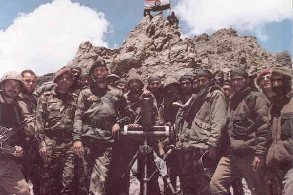 अमर बलिदानी कैप्टन विक्रम बत्रा (जन्मदिवस- 9 सितम्बर 1974) मैं लौटकर आऊँगा, अगर तिंरगा लहराकर नहीं लौटा तो तिरंगे में लिपटकर लौटूंगा, लेकिन मैं लौटकर आऊँगा जरुर...ये शब्द है कारगिल युद्ध के उस जाबांज सिपाही के जिन्होंने मात्र 24 साल की उम्र में अपने जीवन का बलिदान दे दिया। मात्र 24 साल की उम्र में हिंद की सरहद की सबसे ऊंची चोटी पर तिरंगा लहराने वाले पहले एशियाई कैप्टन विक्रम उर्फ शेरशाह बत्रा का जन्म 1974 में हिमाचल प्रदेश के पालमपुर में एक खत्री परिवार में हुआ। माता-पिता ने भारत की सेना के सबसे तगड़े योद्धा का नाम विक्रम रखा। अमर शहीद कैप्टन विक्रम बत्रा ने बचपन में ही भारतीय सेना में जाने का मन बना लिया था और हर साल स्कूल में 15august और 26january को फौजी यूनिफॉर्म पहनकर स्कूल की परेड में शामिल हो जाया करते थे। माता-पिता ने भी विक्रम के सपने को साकार करने में उनका पूरा साथ दिया। सन 1995 विक्रम सेना भर्ती की तैयारी करने के लिए चंडीगढ़ आए, यहां उन्होंने पंजाब विश्वविद्यालय में अंग्रेजी विषय में एडमिशन लिया ताकि वो संयुक्त रक्षा सेवा नामक एक सैनिक परीक्षा पास कर सके, आखिर जिद, जुनून और मेहनत की जीत हुई और मात्र एक साल बाद विक्रम ने रात-दिन की कड़ी मेहनत से संयुक्त रक्षा सेवा परीक्षा पास कर ली। यहीं से साल 1995 में विक्रम के लिए नए जीवन की शुरुआत हुई वे देहरादून में भारतीय सैन्य अकादमी में आए और अगले 19 महीनों तक उनको कठिन ट्रेनिंग ली। दरअसल, सरकार ने पहले ही सोच लिया था कि, विक्रम वत्रा की बटालियन को तैयार करके कश्मीर भेजना है इसलिए अन्य सैनिकों के मुकाबले ज्यादा कठिन ट्रेनिंग दी गई। ट्रेनिंग के दौरान हर उस तकलीफ और दर्द से उनको वाकिफ करवाया गया जो उन्हें आगे झेलना होगा। इस तरह छह दिसंबर तक 1997 को 19 महीनों की लगातार कठिन ट्रेनिंग के बाद विक्रम बत्रा भारतीय सेना में जम्मू-कश्मीर में सेवाएं देने के लिए लेफ्टिनेंट के पद पर तैनात कर दिए गए और उन्होंने अपने पिता को फोन कर कहा कि, मां ने मुझे अपने कंधों पर बैठा लिया है। और यही से शुरु हुआ विक्रम बत्रा का कैप्टन बत्रा बनने का सफर। सेना में भर्ती के बाद ही 1998 में विक्रम अपने जीवन में पहली बार कश्मीर पहुंचे। उस वक्त कश्मीर घाटी खून से लथपथ थी चारों तरफ आतंक का साया था। गोलियों की आवाजों से सुबह होती थी और बम धमाकों से रात। विक्रम की पहली पोस्टिंग कश्मीर के बारामुला जिले के सोपोर में हुई। ये पूरा इलाका आतंक का गढ़ था। पोस्टिंग के दौरान बत्रा को सैनिक बटालियन के साथ जंगलों में भेजा गया जहां उनकी आतंकवादियों से सीधी मुठभेड़ हुई। रात के घोर अंधेरे बर्फीले जंगलों में विक्रम पहली बार आतंक का सामना कर रहे थे कि तभी एक गोली आई जो सीधे उनके कंधों से गुजरकर उनके पीछे खड़े एक सिपाही को जा लगी। इस घटना से विक्रम ने गंभीर होकर अपनी बटालियन को पूरे जंगल में फैला दिया उस रात उन्होंने करीब 57 आतंकवादियों को मार डाला। लेफ्टिनेंट विक्रम बत्रा की अगुवाई में कश्मीर में बड़े आतंकी गिरोह का खात्मा कर दिया गया उनके नेतृत्व में लगातार 12 आतंकी ठिकानों को तबाह कर भारतीय सेना ने कश्मीर में एक बड़े हिस्से को अपने नियंत्रण में ले लिया। विक्रम अक्सर छुट्टियों में अपने घर आया करते थे और अपनी प्रेमिका डिंपल चीमा के साथ अपने होने वाले बच्चों और बुढ़ापे की बातें किया करते थे। साल 1999 में अंतिम बार विक्रम होली के दिन अपने घर आए तब उनके एक मित्र ने विक्रम से कहा युद्ध के समय तुम आगे मत रहना तब विक्रम ने कहा मैं तो विजई होकर कश्मीर की चोटी पर भारत का झंडा फहराऊँगा या फिर उसी तिरंगे में लिपटकर, लौट आऊंगा जरूर... 3 जून 1999 की सुबह लेफ्टिनेंट बत्रा को टीवी से खबर मिली कि, पाकिस्तानी सेना कश्मीर की घाटियों में घुस आई है साथ ही हजारों पाकिस्तानी सैनिकों को स्थानीय लोगों ने अपने घरों में छुपा रखा है इतना सुनकर विक्रम अपनी छुट्टियों को पूरा किए बगैर ही कश्मीर के लिए रवाना हो गए उन्होंने अपने माता-पिता दोस्तों और अपनी प्रेमिका से अंतिम बार मुलाकात की साथ ही अपने खून से अपनी प्रेमिका की मांग भर दी। शायद उन्हें ये एहसास हो चुका था कि ये उनकी आखिरी मुलाकात है, 5 जून की सुबह दिल्ली से आदेश के तहत विक्रम बतरा को मेजर योगेश कुमार जोशी के नेतृत्व में ग्रास के पर्वतों पर भेज दिया गया। ग्रास का पर्वत हिंदुस्तान का सबसे ऊंचा व दुनिया का सर्वाधिक बर्फ़ीला पर्वत था इस पर्वत के अगले पार हजारों की संख्या में पाकिस्तानी सैनिक और आतंकवादी भारत की सरहदों को छलनी कर रहे थे साथ ही घाटी के कुछ गद्दार अपने ही सैनिकों पर पत्थर बरसा रहे थे कुल मिलाकर भारतीय सेना के लिए यह सबसे मुश्किल वक्त था चारों तरफ मौत थी परंतु मौत को मात देने की ताकत भारत के वीरों में थी। विक्रम बत्रा का विजय घोष था...दुर्गा माता की जय और अगली चोटी पर चढ़ाई करने से पहले उनको दिल मांगे मोर युद्ध घोष देना था। उनका कोड नाम शेरशाह रखा गया। 6 जून की रात को ही मेजर जोशी ने अपने योद्धाओं को कश्मीर के अलग-अलग इलाकों में उतार दिया। घोर रात्रि में लेफ्टिनेंट बत्रा अपनी बटालियन के साथ द्रास के पर्वतों से आगे की ओर बढ़े। उन्होंने पॉइंट 5140 पर्वत पर चढ़ाई करना आरंभ किया ऊपर से पाकिस्तानी सेना गोलियां बरसा रही थी। नीचे हजारों फीट गहरी खाई और चट्टानों पर भारी फिसलन, फिर भी वीरों ने पॉइंट 5140 पर अपनी दस्तक दे दी। लेफ्टिनेंट बत्रा ने इस इलाके में हाथ बम बरसाने शुरू कर दिए साथ ही आठ दुश्मनों को मार गिराया। जवाब में पाकिस्तान की तरफ से उन पर पत्थर बरसाए गए जिससे वे घायल हो गए। रात में भारतीय वीरों ने 03:54 पर ने पॉइंट 5140 पर तिरंगा लहरा दिया है। अगली सुबह 04:35 पर विक्रम बत्रा ने अपने अधिकारियों को फोन कर बताया कि, सर हमारे योद्धाओं ने कहर मचा दिया है हमारा एक भी वीर शहीद नहीं हुआ है। बल्कि हमने चोटी पर तिरंगा फहरा दिया है सर ये दिल मांगे मोर। मेजर जोशी ने खुश होते हुए पहली बार लेफ्टिनेंट बत्रा को कैप्टन कहते हुए कहा, कैप्टन साहब आगे बढिए... ये दिल मांगे मोर...तुरंत ही सुबह पांच बजे सेना अध्यक्ष वेद प्रकाश मलिक ने उन्हें फोन करके उन्हें कैप्टन के पद पर पदोन्नत कर दिया। सुबह पांच बजकर 45 मिनट पर कैप्टन बत्रा अपने वीरों के साथ 16 हजार फीट ऊंची मुस्कोह घाटी की तरफ बढ़ने लगे, उन्होंने तेज बुखार और थकान होने के बावजूद पहली चढ़ाई शुरु की। 7 जुलाई की दोपहर में कैप्टन बत्रा प्वाइंट 4875 ऊँचाई पर पहुंचे। कुछ ही दूरी पर पाकिस्तान के सैनिक तैनात थे, इस पूरे दिन और रात तक पाकिस्तानी सैनिकों ने कैप्टन बत्रा को काफिर कहा, इतना ही नहीं उनकी धार्मिक आस्था और देवताओं को भला-बुरा कहा। इससे कैप्टन बत्रा गुस्से से बौखला गए और उन्होंने हैंड ग्रेनेड के साथ लगातार गोलियां बरसानी शुरू कर दी। कैप्टन बत्रा ने अपनी बटालियन को पीछे छोड़ अकेले ही आगे बढ़ पाकिस्तानी बंकरों में बम बरसाने शुरू कर दिए और इतने आगे बढ़ गए कि, पाकिस्तानी सैनिकों से हाथापाई करने लगे। उनको दुश्मन सैनिकों ने पीछे से पकड़ लिया। अकेले ही कैप्टन बत्रा ने तीनों दुश्मनों को मार गिराया। दुश्मनों ने लगातार कैप्टन विक्रम बत्रा को निशाना बनाकर गोलियां चलानी शुरु कर दीं। अपने सैनिकों को सुरक्षित स्थान पर पहुंचाया ही था कि, कैप्टन विक्रम के सीने में दुश्मन की एक गोली जा लगी जिससे कैप्टन विक्रम बत्रा अपने घायल सिपाहियों की बगल में जा गिरे और वहीं दम तोड़ दिया उनके मुख से निकले अंतिम शब्द थे दुर्गा का माता की जय...और इस तरह देश का एक वीर जवान देश के लिए 7 जुलाई 1999 को अपने जीवन का बलिदान दे दिया। इधर, अपने कैप्टन की मौत से बटालियन इतना बौखला गयी कि, प्रतिशोध में मां दुर्गे की ललकार देते हुए दुश्मन सेना के परखच्चे उड़ा दिए और प्वाइंट 4875 पर तिरंगा लहरा कर ही दम लिया। इस तरह पूरी शान से हिंद की सेना ने कारगिल युद्ध विजय किया समस्त चोटियों पर तिरंगा लहरा दिया। कैप्टन साहब क बलिदान के बाद उनके नाम को परमवीर चक्र से नवाजा गया।